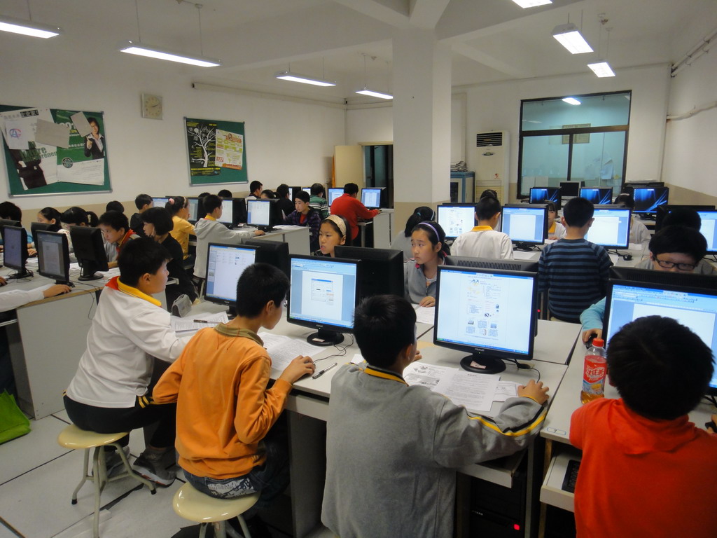 2012徐匯區(qū)“五十四中”杯中學(xué)生計(jì)算機(jī)應(yīng)用操作競(jìng)賽 軟件開發(fā)賽項(xiàng)精彩紛呈